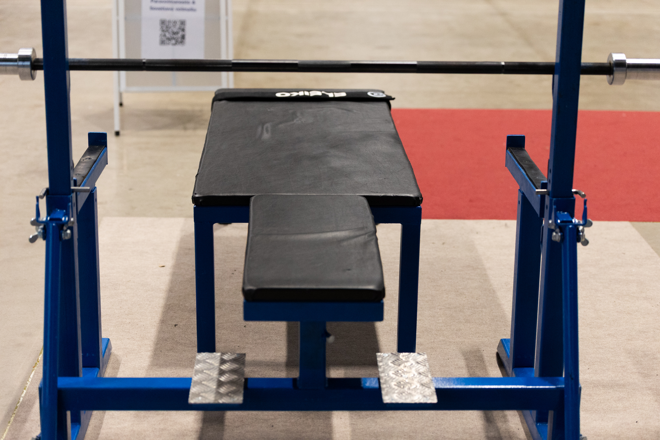 Kuvassa parapenkkipunnerruksen penkki